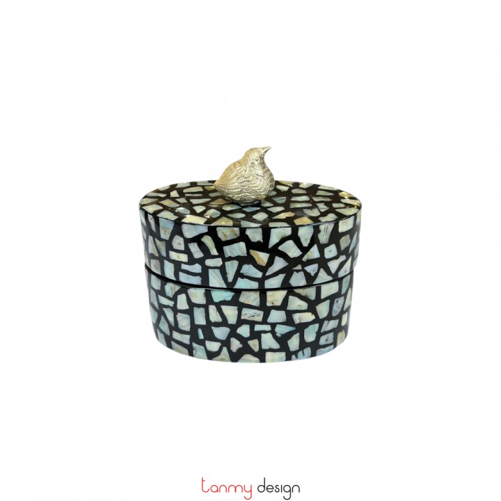 Big oval box attached with eggshells